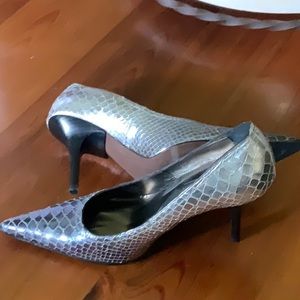 Donald Pilner pointed Toe metallic Silver/Grey Heels